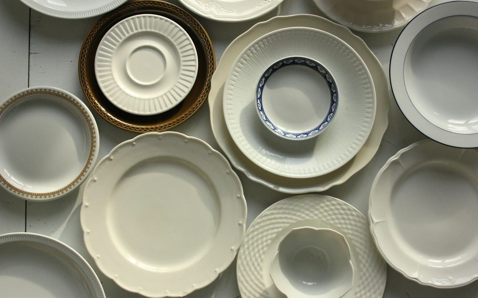 assorted-color ceramic dinnerware set